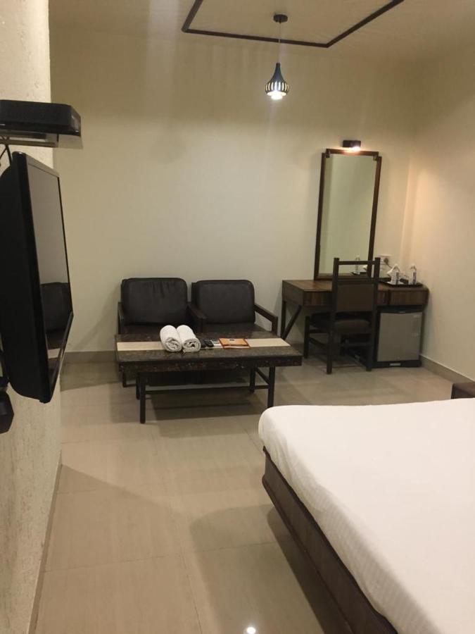 Hotel Jawahar Ulhasnagar Экстерьер фото