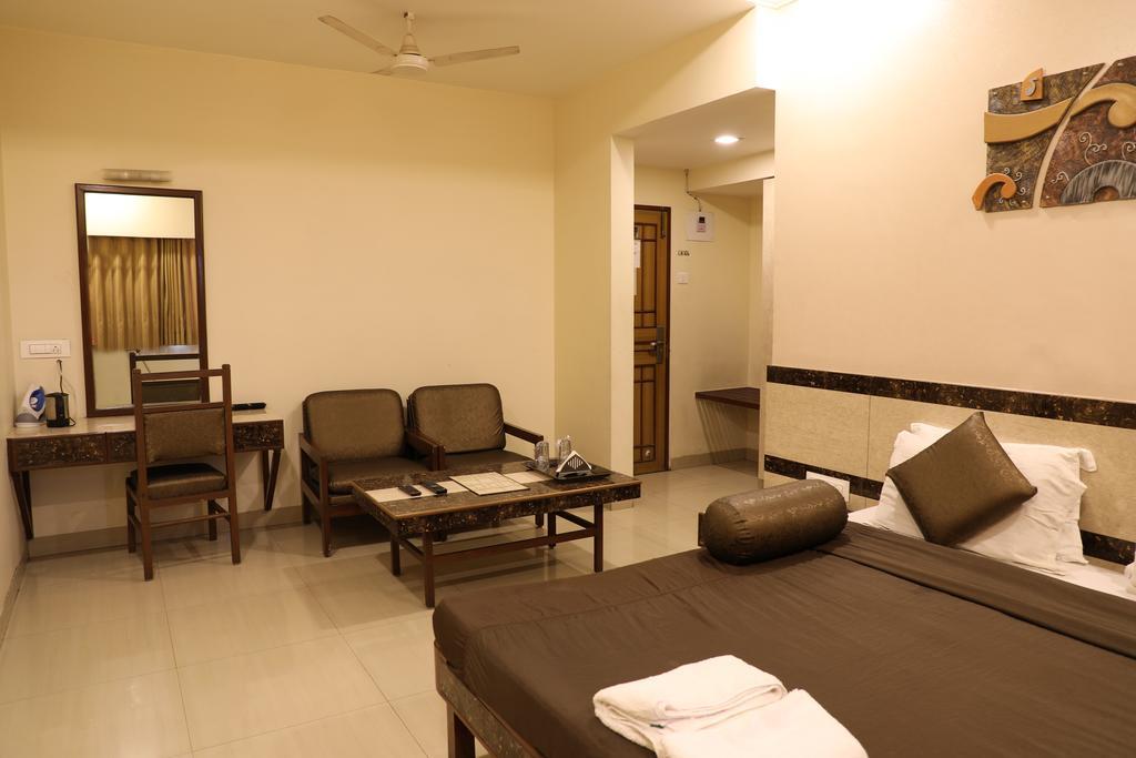 Hotel Jawahar Ulhasnagar Экстерьер фото