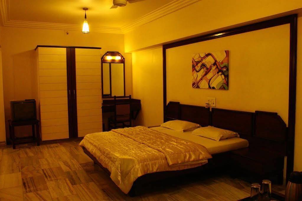 Hotel Jawahar Ulhasnagar Экстерьер фото